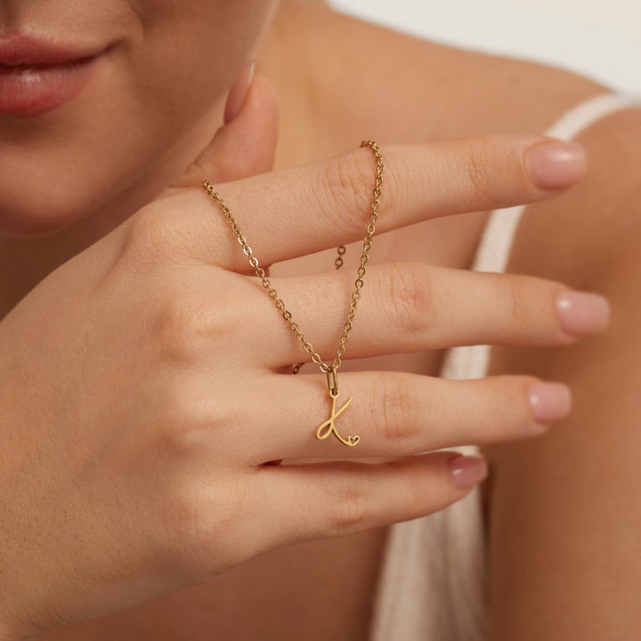Collar dorado de corazón con inicial