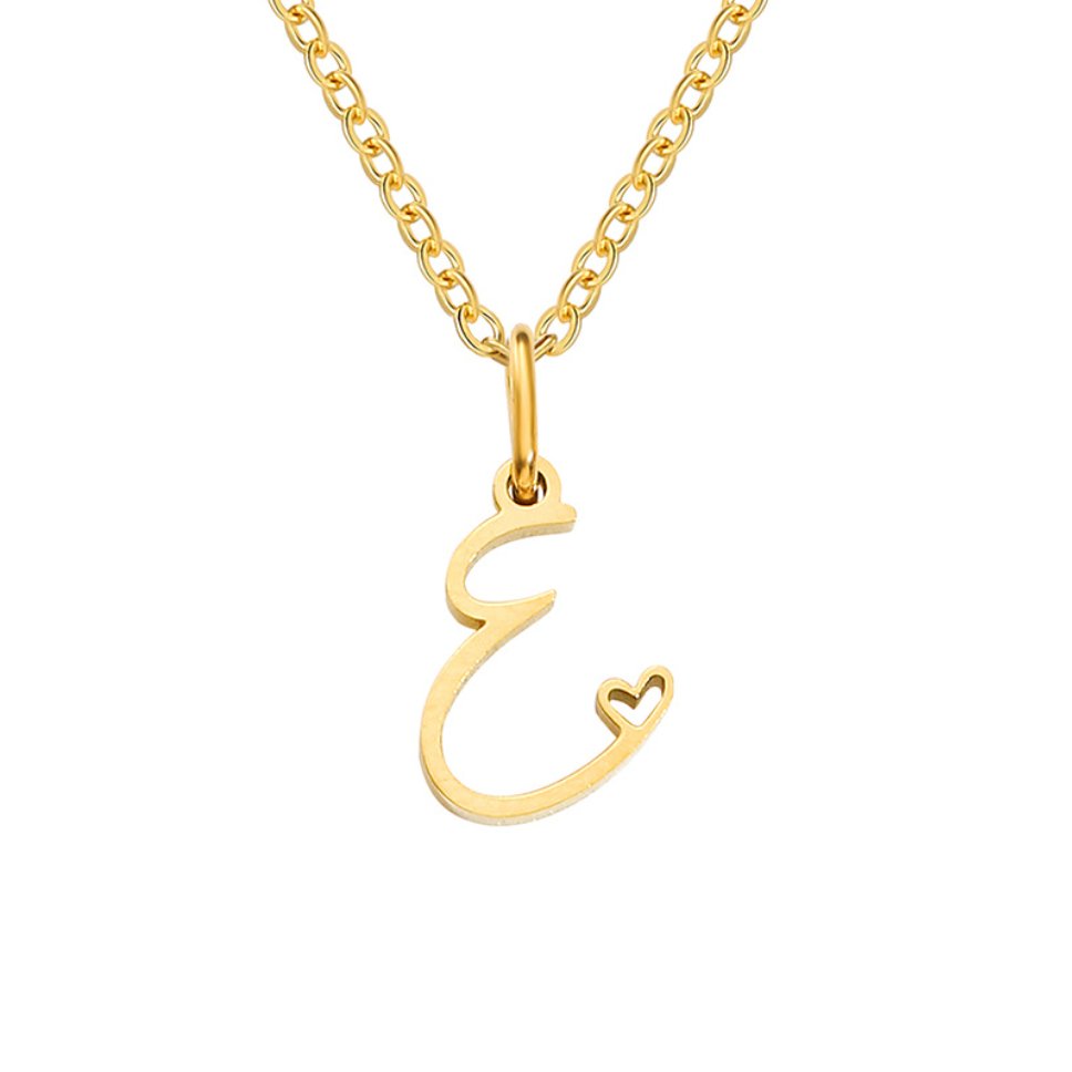 Collar dorado de corazón con inicial