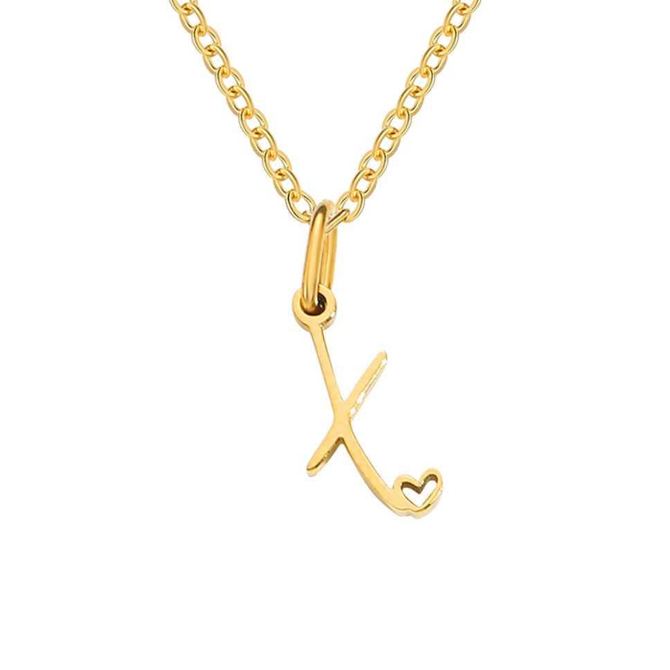 Collar dorado de corazón con inicial