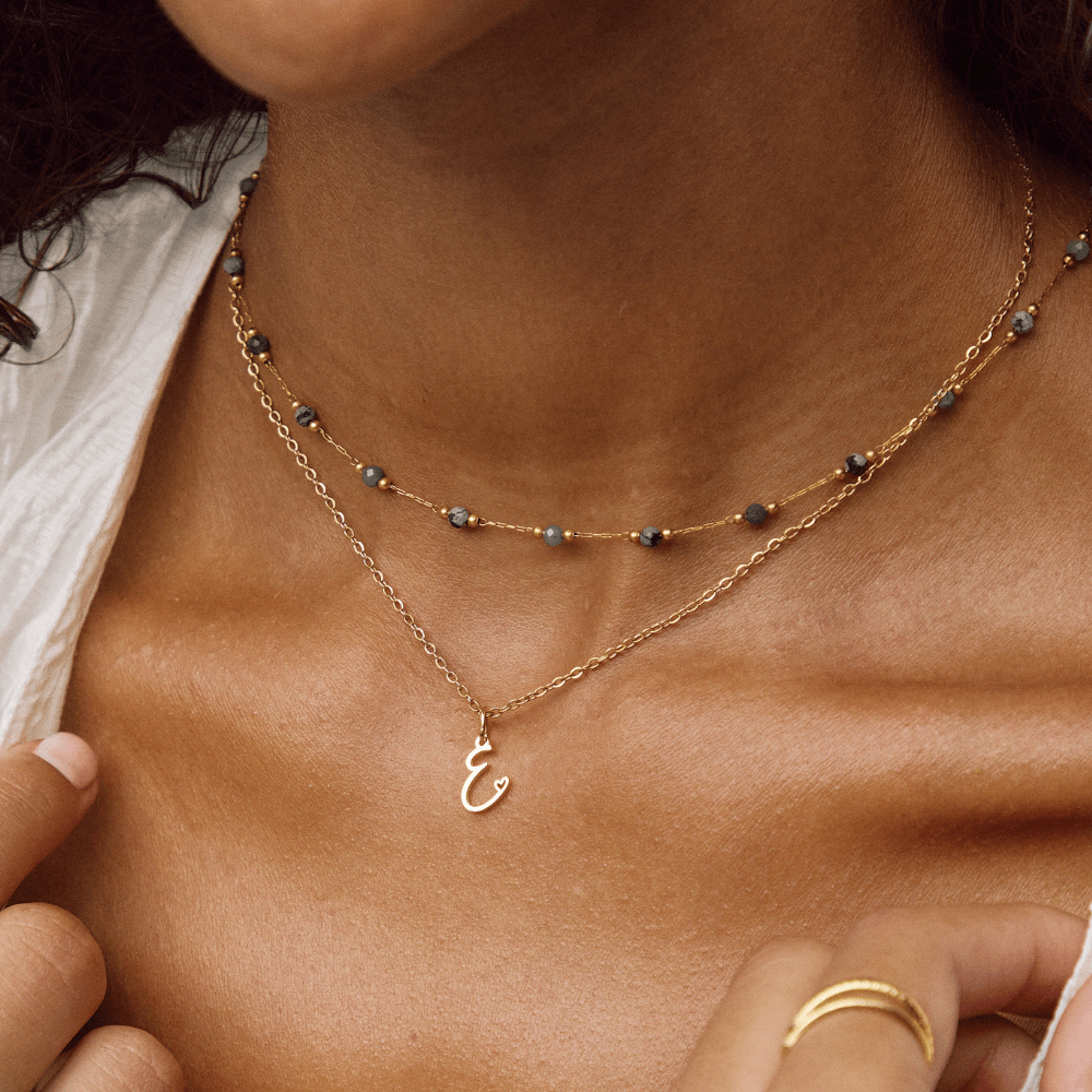 Collar dorado de corazón con inicial