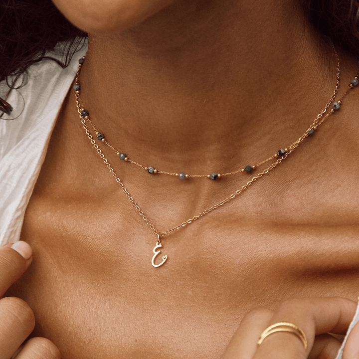 Collar dorado de corazón con inicial