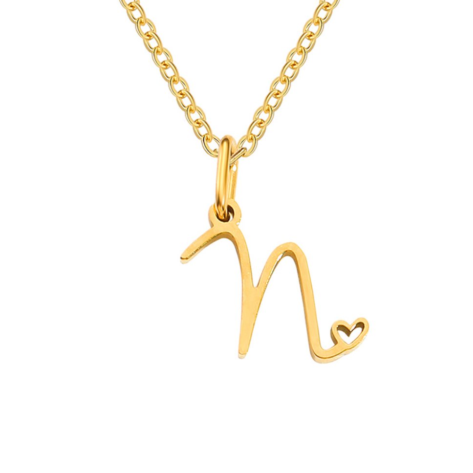 Collar dorado de corazón con inicial