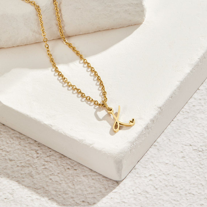 Collar dorado de corazón con inicial