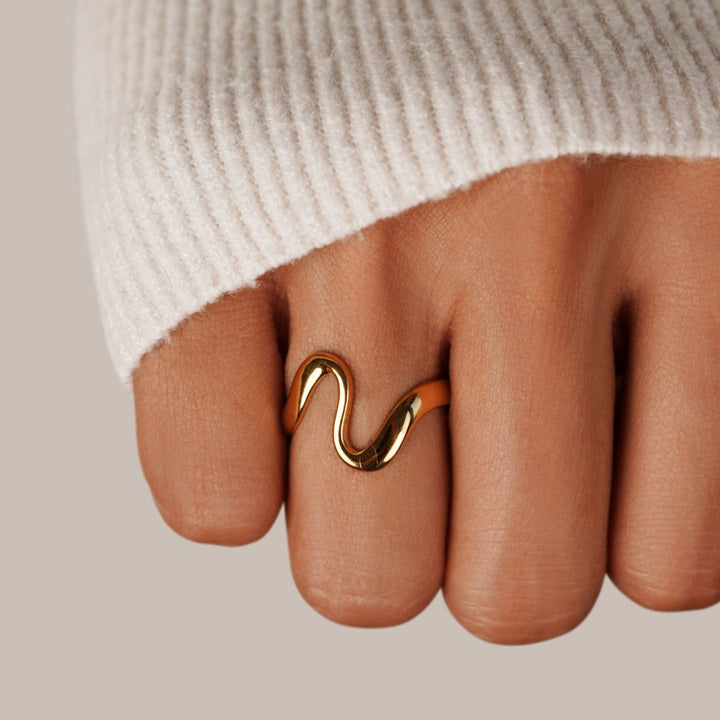 Anillo dorado ondulado