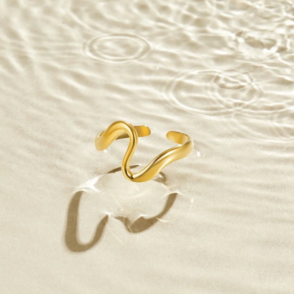 Anillo dorado ondulado