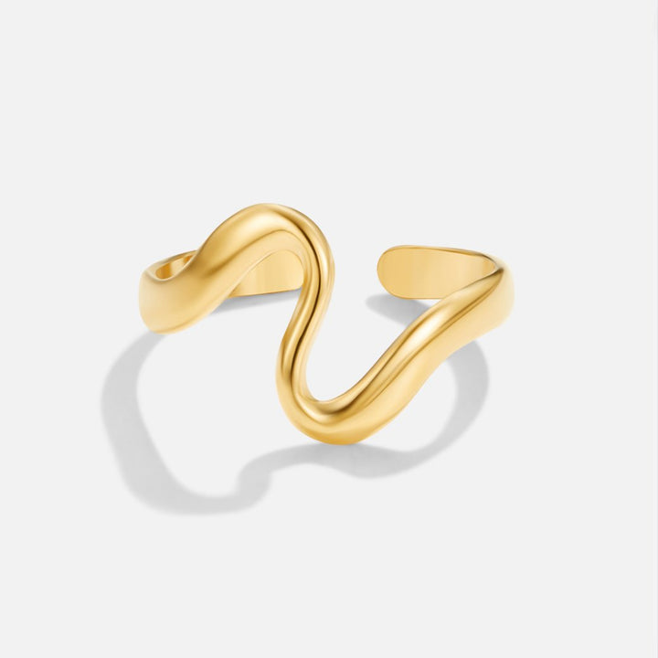 Anillo dorado ondulado