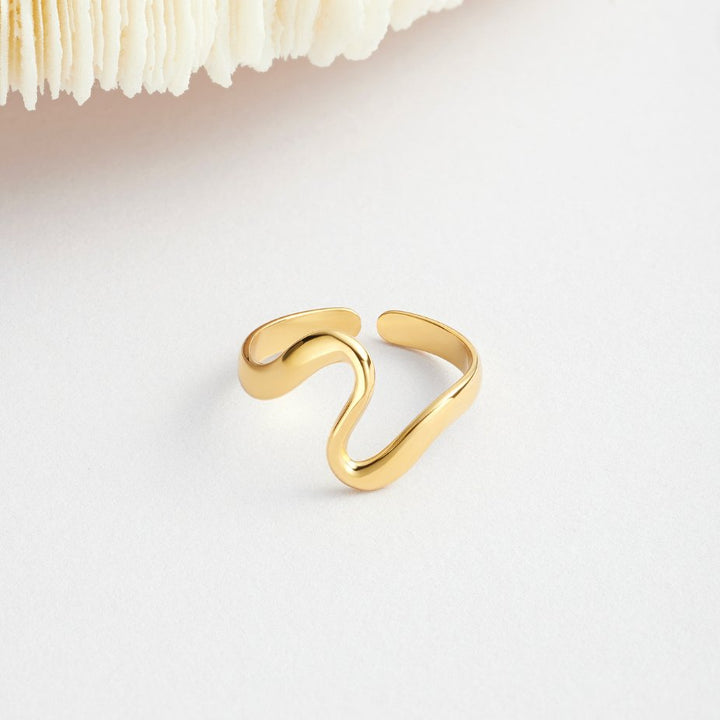 Anillo dorado ondulado