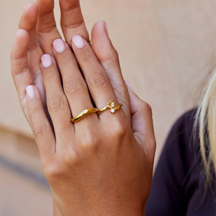 Anillo dorado floral