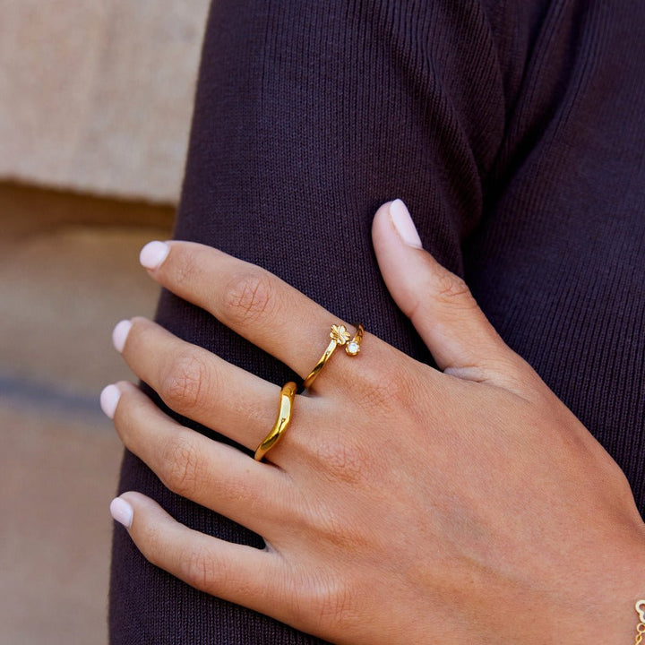 Anillo dorado floral
