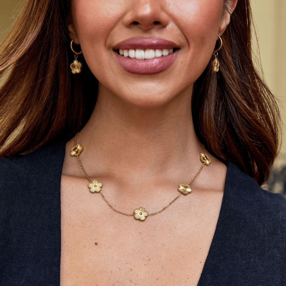 Collar dorado Details