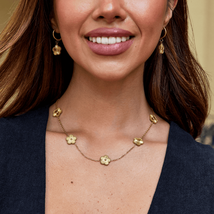 Collar dorado Details