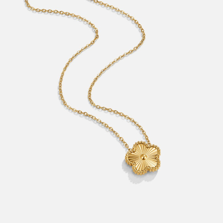 Collar dorado con trébol de cuatro hojas