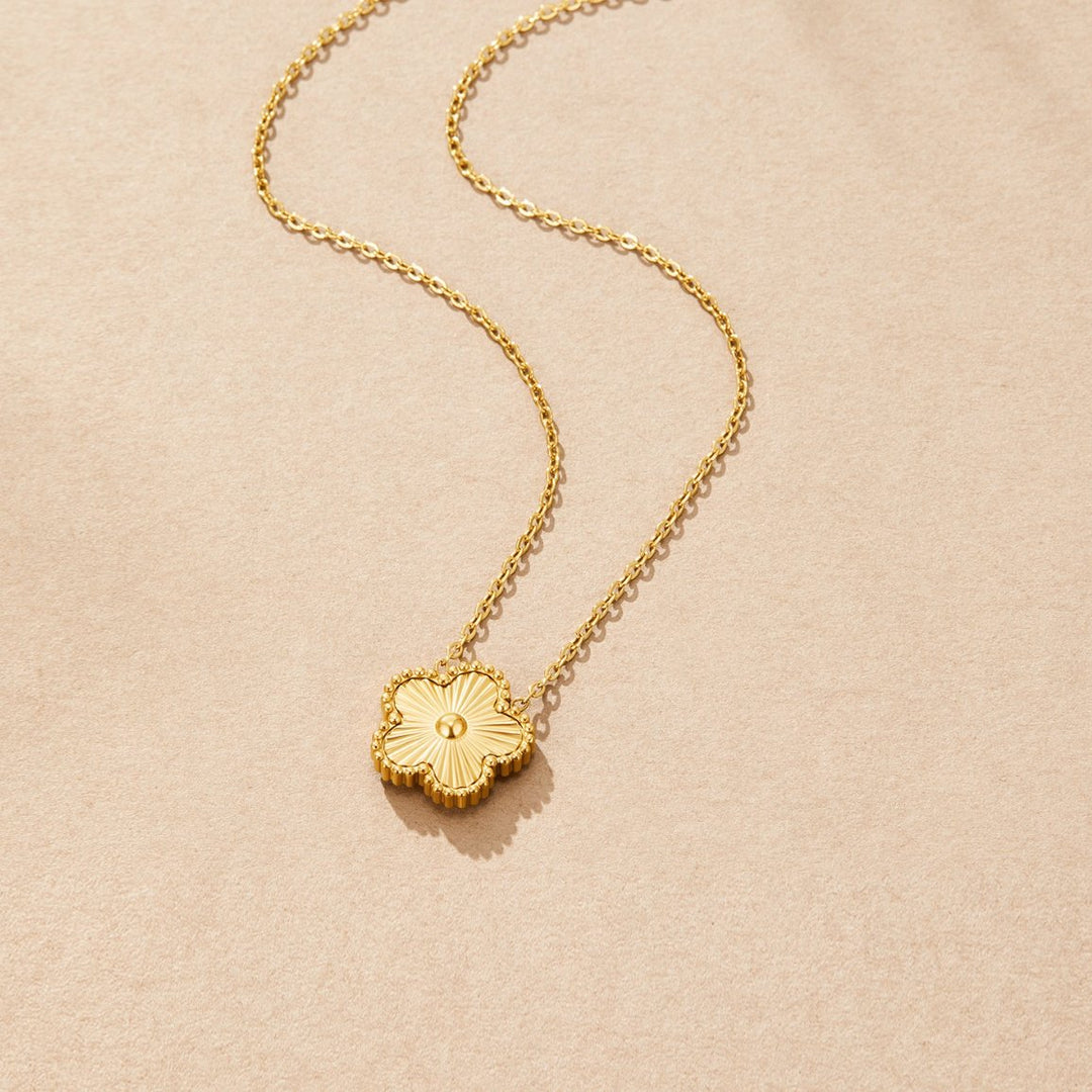 Collar dorado con trébol de cuatro hojas