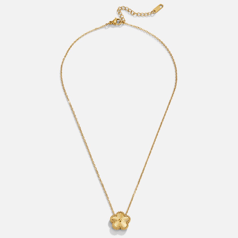 Collar dorado con trébol de cuatro hojas