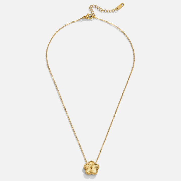 Collar dorado con trébol de cuatro hojas