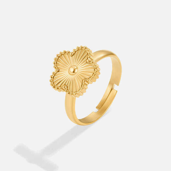 Anillo dorado trébol