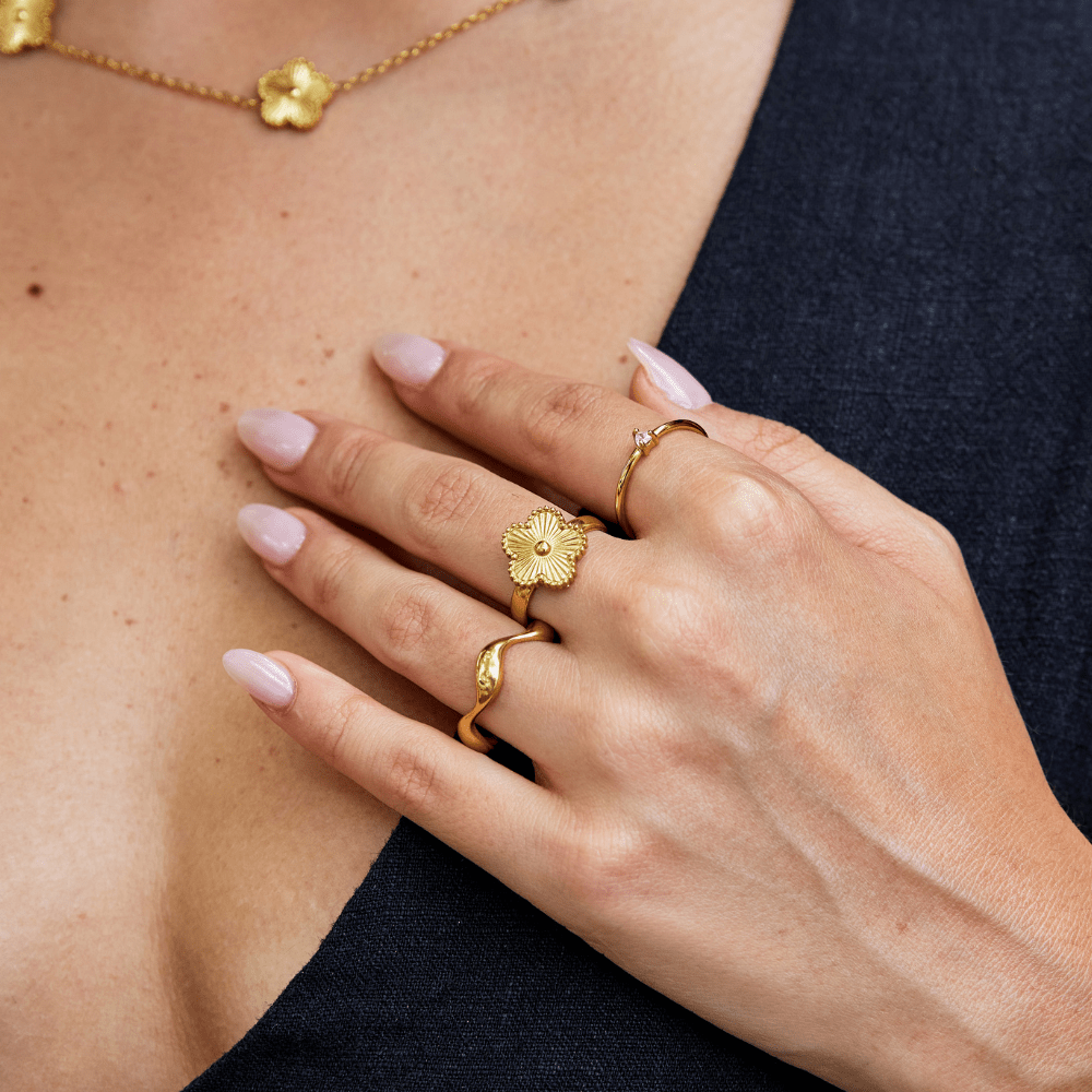 Anillo dorado trébol