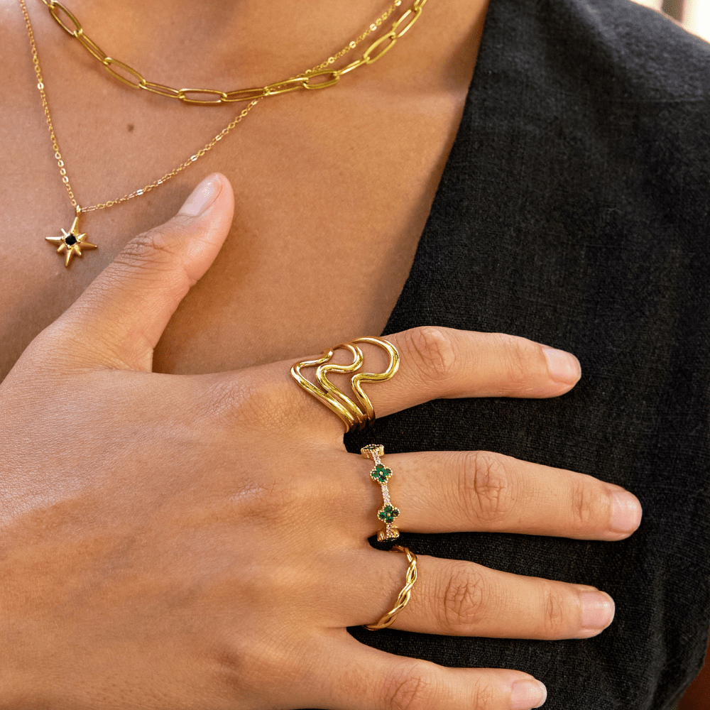 Anillo dorados ondulados