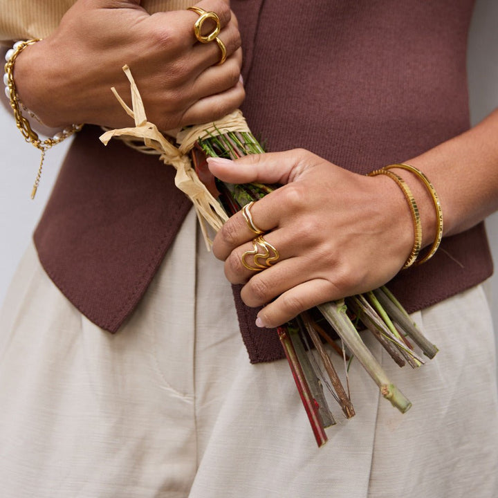 Anillo dorados ondulados