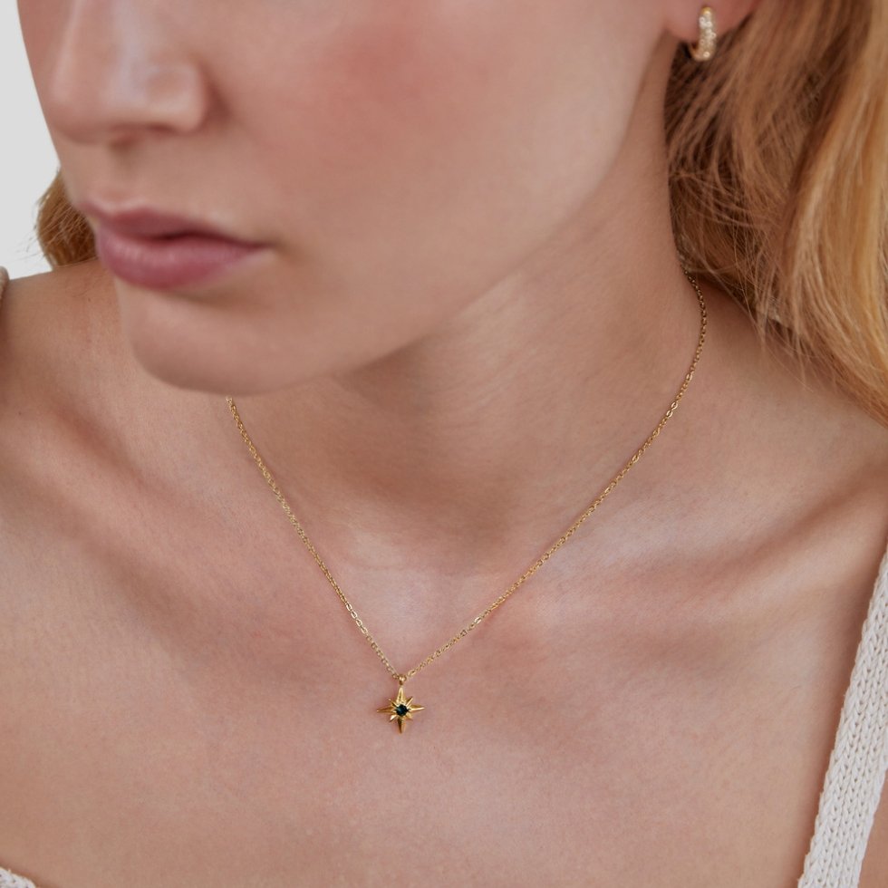 Collar Guiding Star con cristal esmeralda