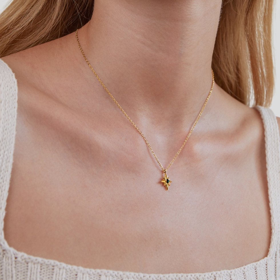 Collar Guiding Star con cristal esmeralda