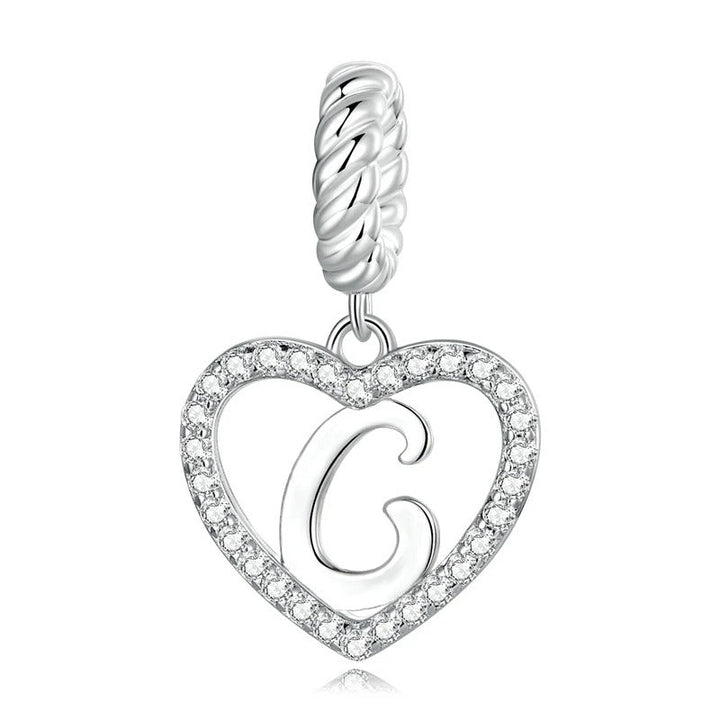 Colgante con la letra C en forma de corazón