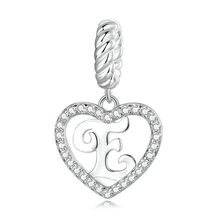 Colgante con la letra E en forma de corazón