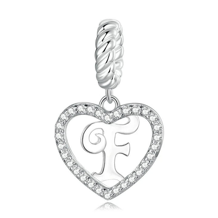 Colgante con la letra F en forma de corazón