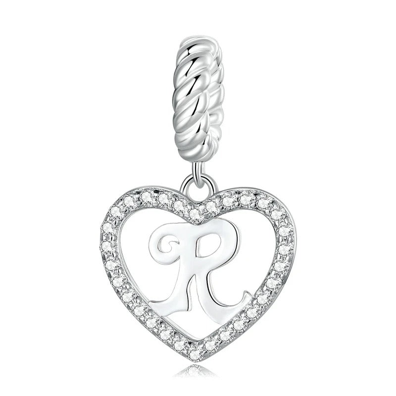 Colgante con la letra R en forma de corazón