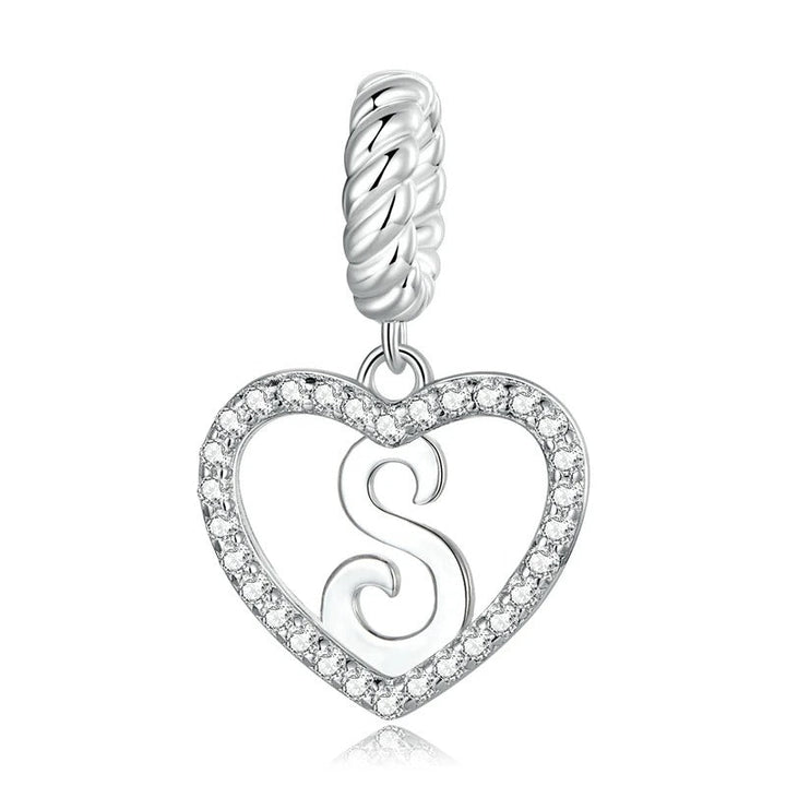Colgante con la letra S en forma de corazón