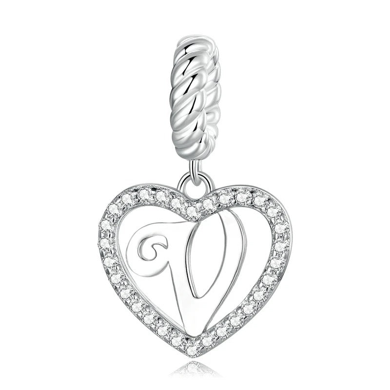 Colgante con la letra V en forma de corazón