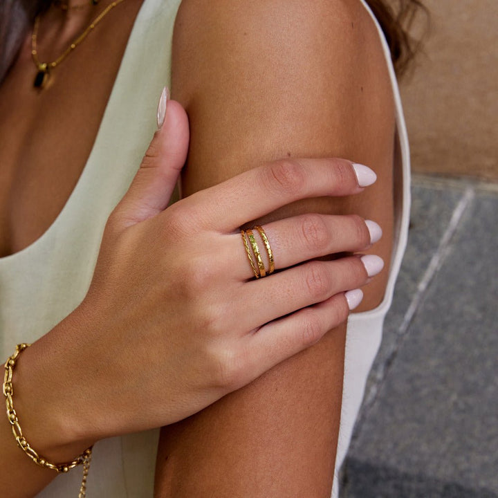 Anillo Hella dorado apilado