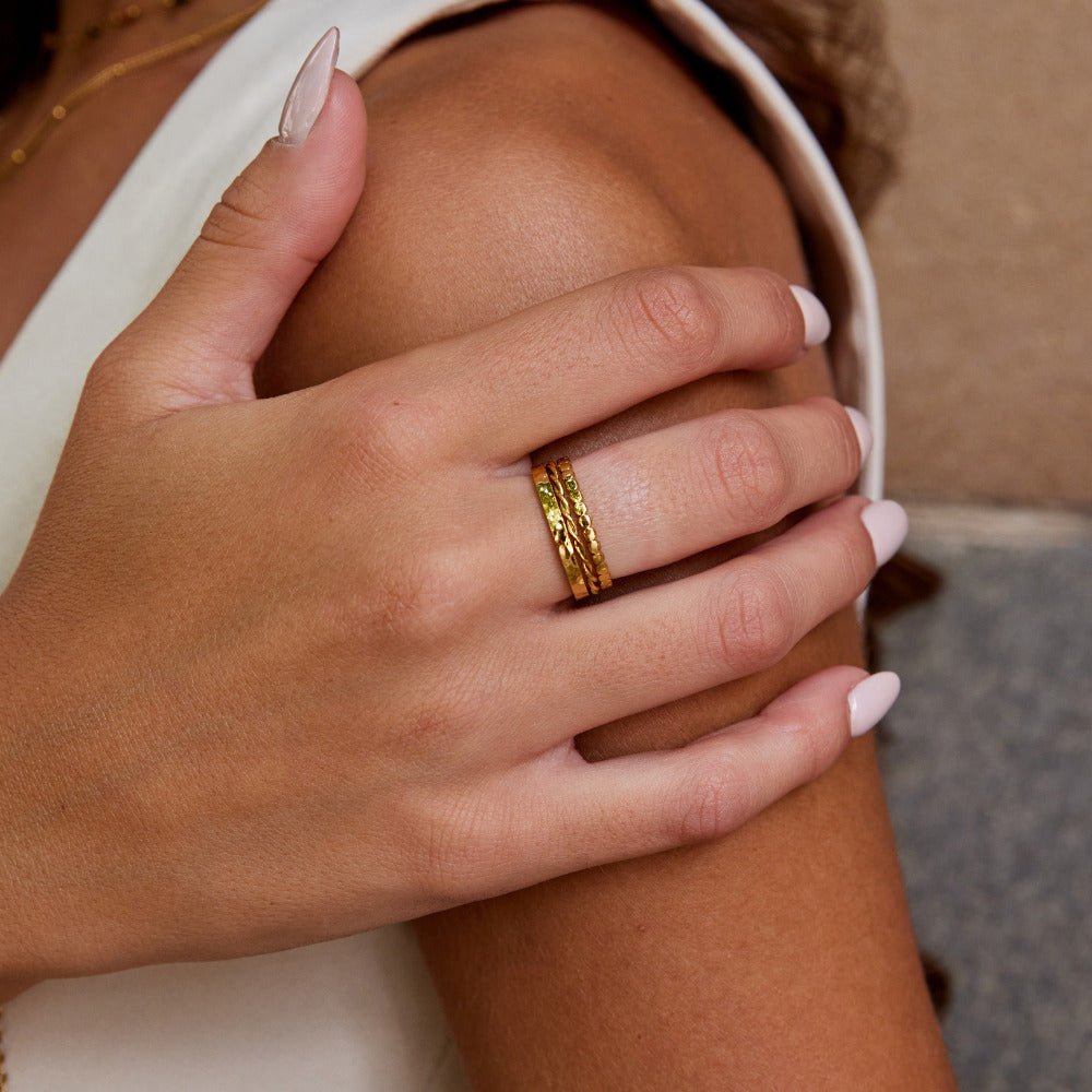Anillo Hella dorado apilado