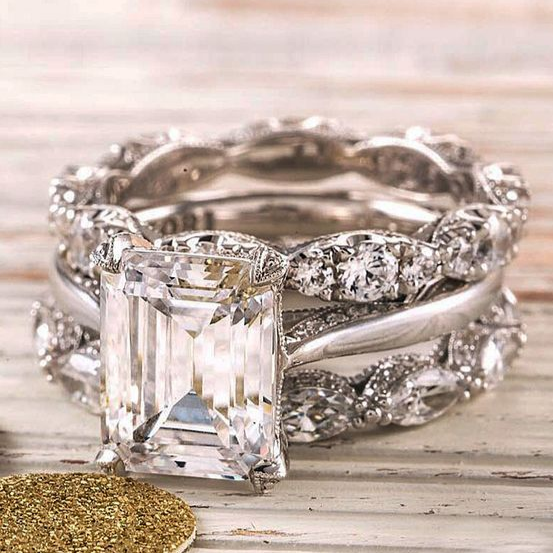 Anillo vintage plateado luminoso texturizado