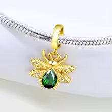 Colgante dorado de escarabajo