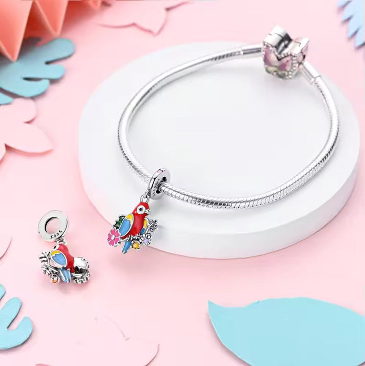 Colgante de loro tropical