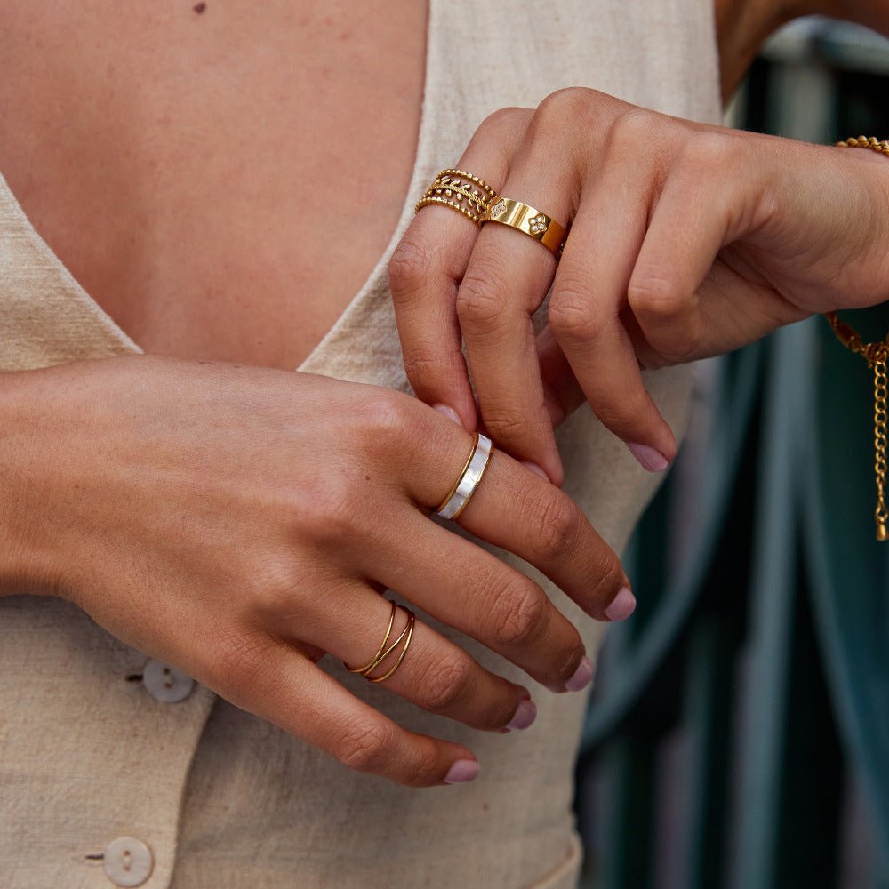 Anillo marfil perlas dorado