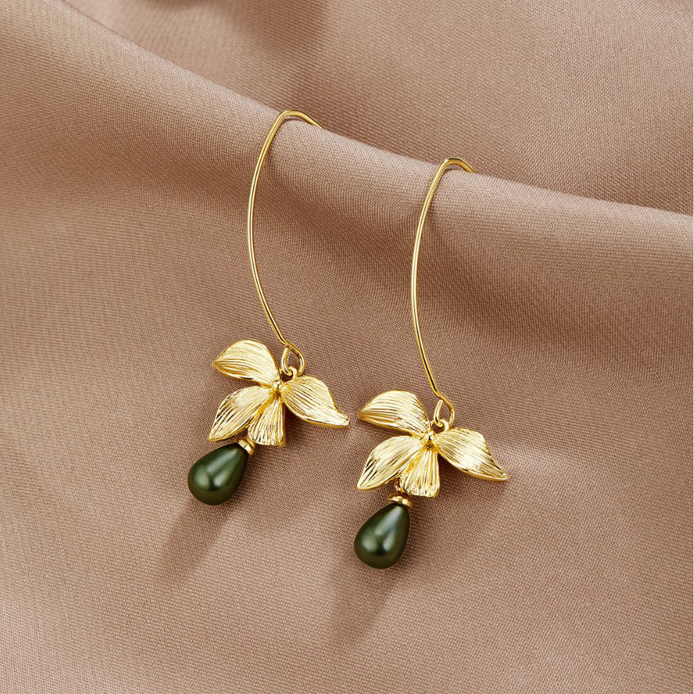Pendientes de perla de jade con gotas florales