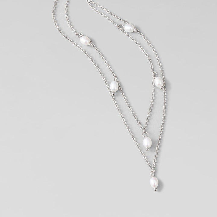 Collar plateado Kayla con gota de perla