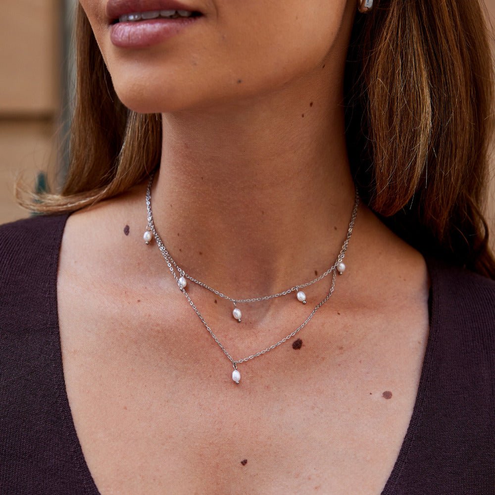 Collar plateado Kayla con gota de perla