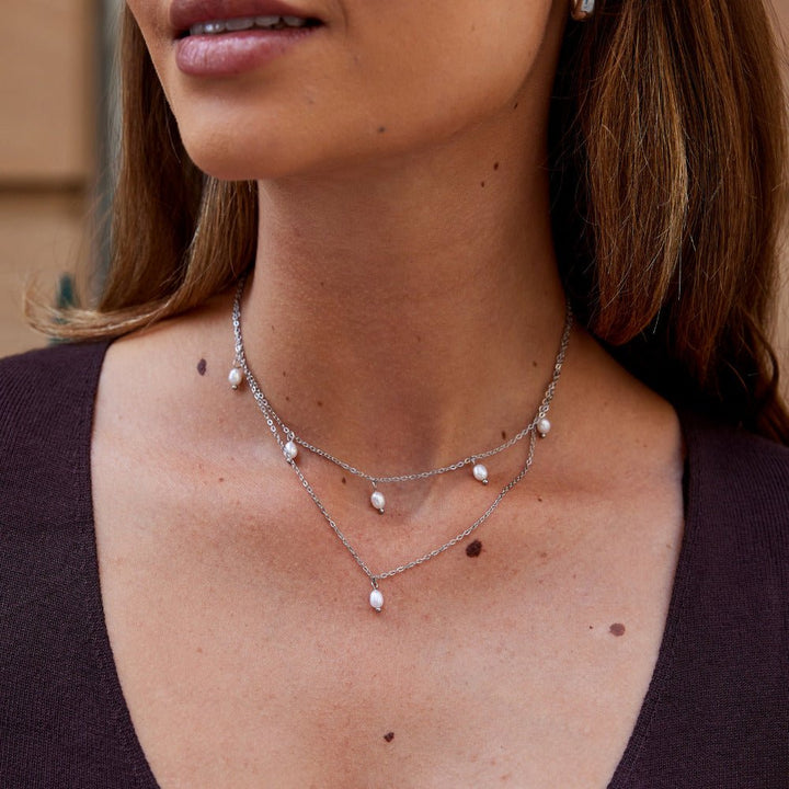 Collar plateado Kayla con gota de perla
