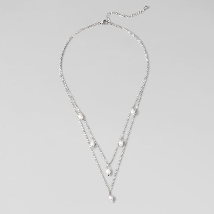 Collar plateado Kayla con gota de perla