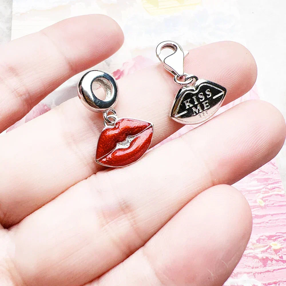 Colgante con labios besándose
