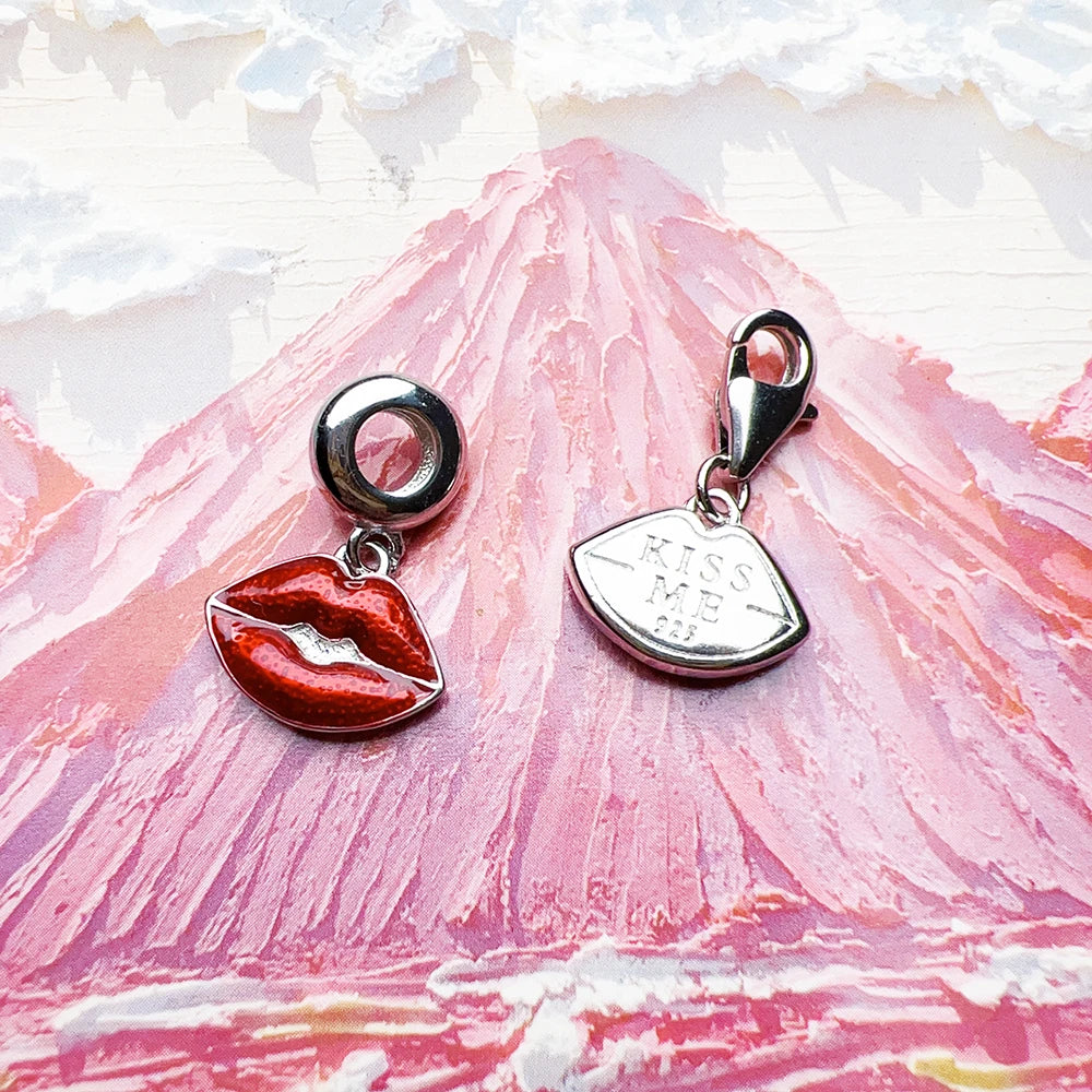 Colgante con labios besándose