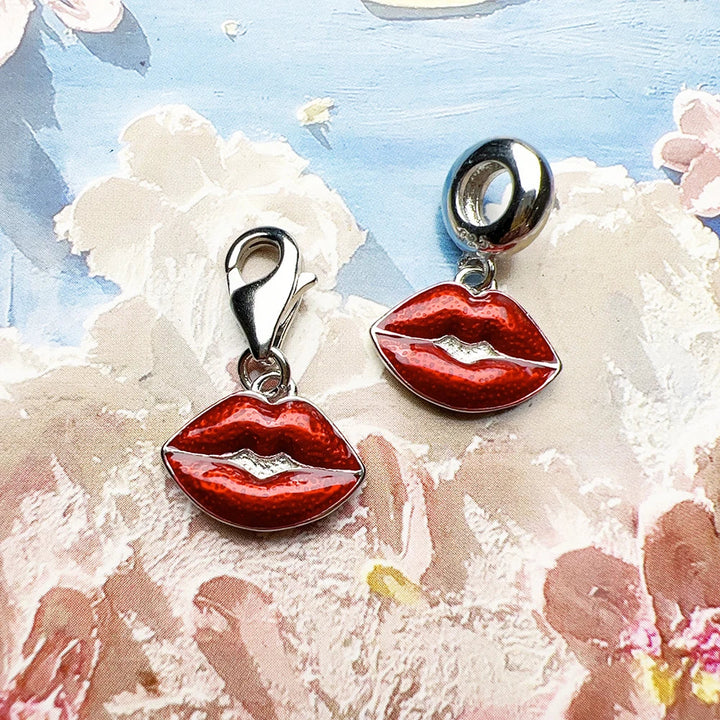 Colgante con labios besándose