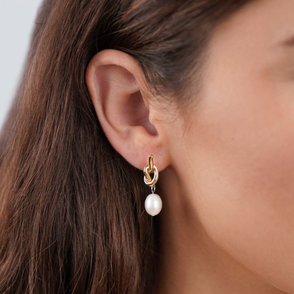 Pendientes dorados con perlas de agua dulce