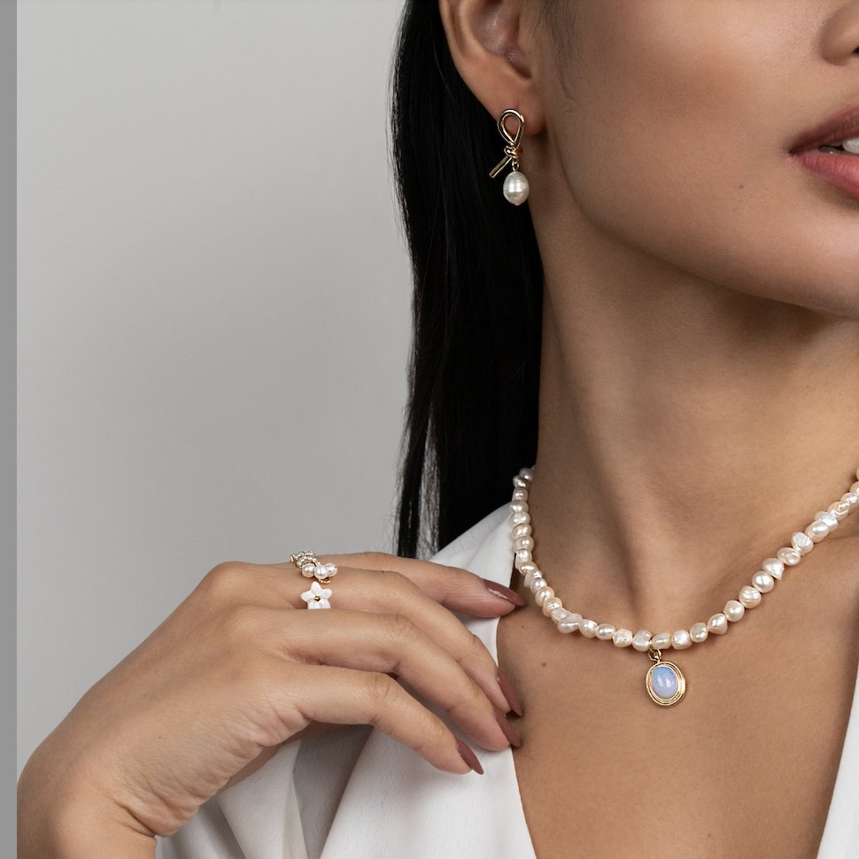 Pendientes dorados con perlas de agua dulce