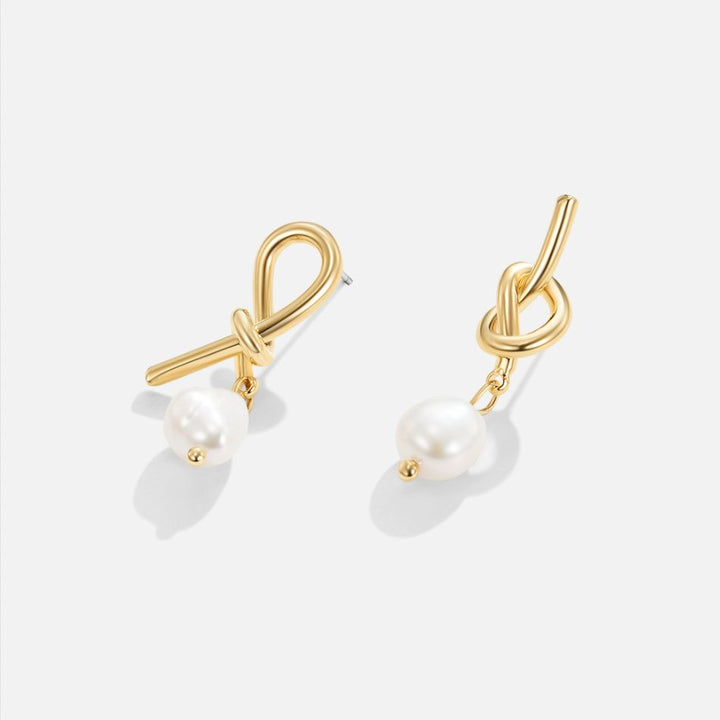 Pendientes dorados con perlas de agua dulce