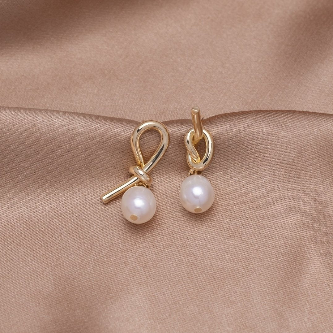 Pendientes dorados con perlas de agua dulce