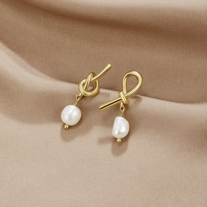 Pendientes dorados con perlas de agua dulce